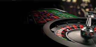 Mobile player enjoying live casino baccarat game on duday platform